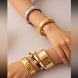 Minimalist gold bangle C36
